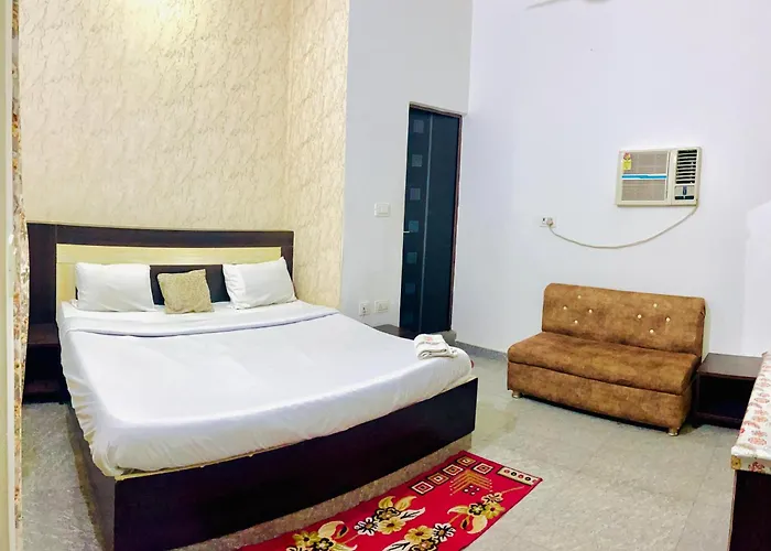 Taj 3 Star Hotel Near 200Mtr Taj Mahal Agra
